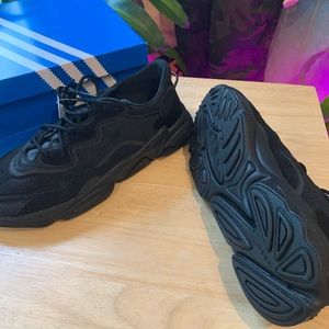 ozweego carbon black